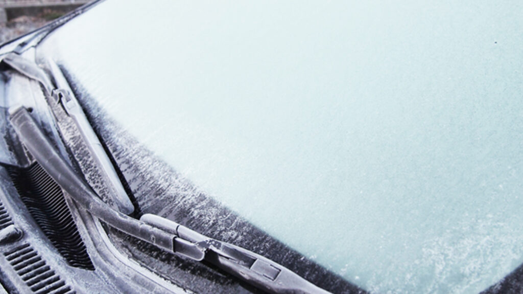 車のフロントガラスの凍結を１分で解決する方法 お湯ng 防災夫婦