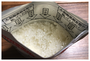 【安心米（白飯）の作り方】手順２：水かお湯を注水線まで注いで混ぜる